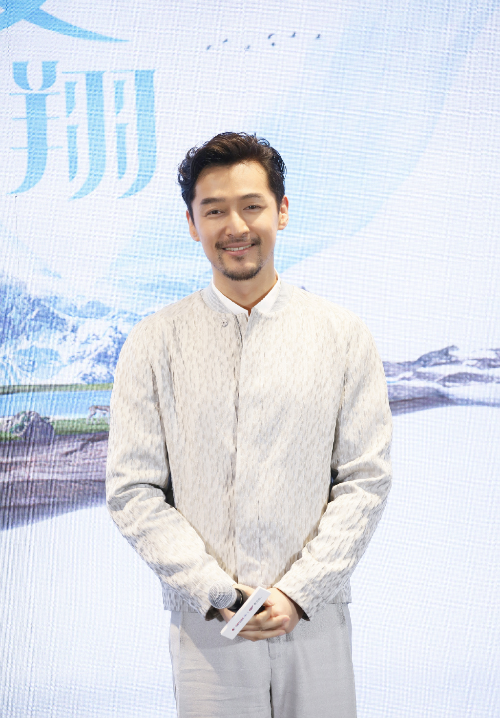 胡歌作为形象代言人参加东航公益短片《为爱